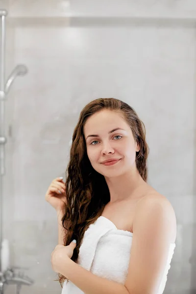 Cabelo Menina Tocando Seu Cabelo Sorrindo Enquanto Olha Espelho Retrato — Fotografia de Stock