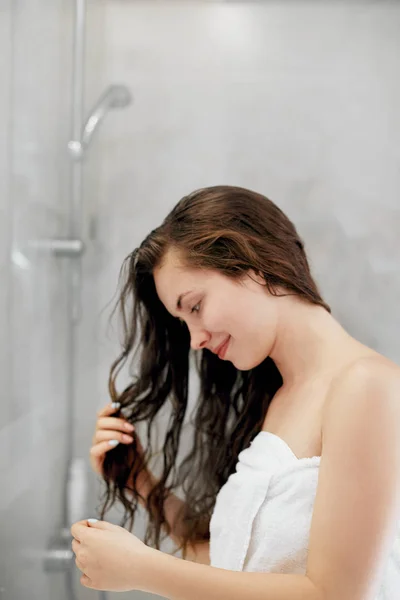 Уход Волосами Телом Девушка Использует Защиту Увлажняющий Крем Масло Красивая — стоковое фото