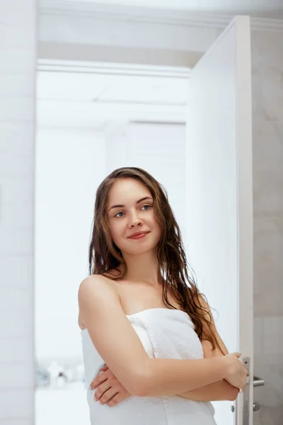 Hair Body Care Woman Touching Wet Hair Smiling While Looking — Stock Photo, Image