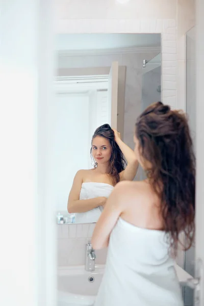 Haar Und Körperpflege Frau Berührt Nasse Haare Und Lächelt Während — Stockfoto