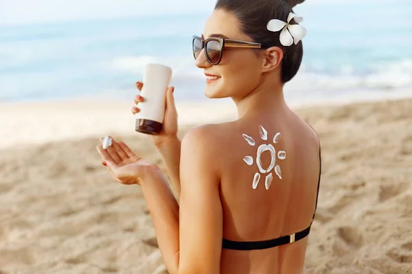 Cuidados Faciais Jovem Feminino Segurando Garrafa Sun Cream Aplicando Rosto — Fotografia de Stock