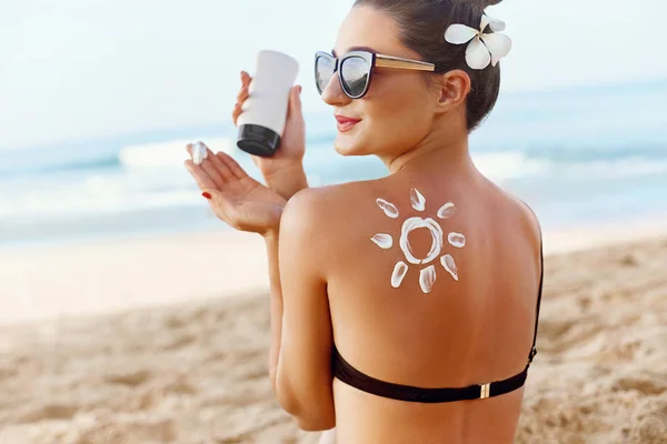 Bőrápolás Napvédő Alkalmazni Napkrémet Lány Holding Hidratáló Sunblock Suntan Lotion — Stock Fotó