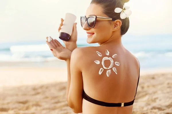 Kvinna Tillämpa Sun Cream Solbränd Axel Form Solen Solskydd Solkräm — Stockfoto