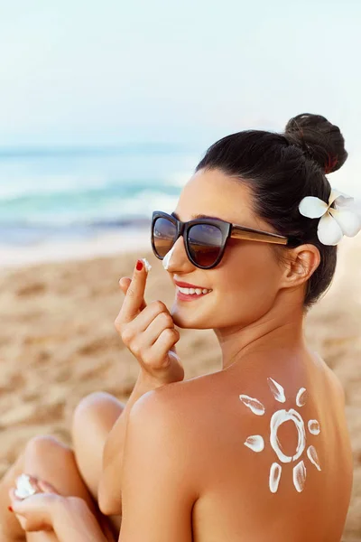 Attraktive Junge Reisende Mit Sonnencreme Für Die Hautpflege Tropischen Strand — Stockfoto