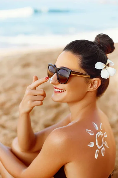 Sorriso Mulher Aplicando Protetor Solar Rosto Cuidado Com Pele Proteção — Fotografia de Stock