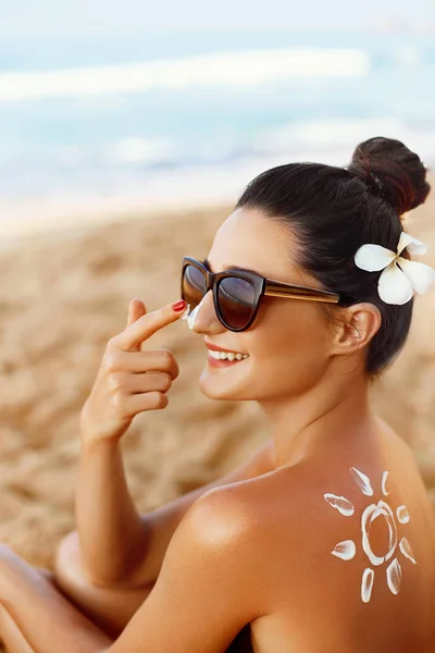 Suntan Lotion Sexig Ung Kvinna Bikini Tillämpa Solskyddsmedel Solkräm Solskydd — Stockfoto