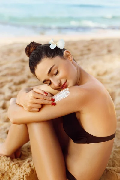 Sexy Young Woman Bikini Applicare Crema Solare Sulla Spalla Abbronzata — Foto Stock