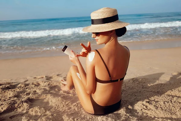 Sonnenschutz Mädchen Verwenden Sonnencreme Ihre Haut Gesund Schützen Sexy Junge — Stockfoto