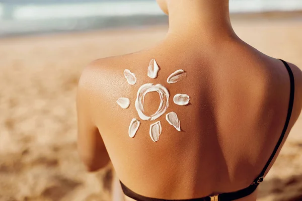 Cilt bakımı. Güneş koruması. Kadın güneş kremi uygulayın. Suntan Losyonu Ile Kadın Sahilde Sun. Omuzda Çizilmiş Güneş ile Kadın Portresi. Güneş kremi. Kız Nemlendirici Güneş Kremi Tutan.
