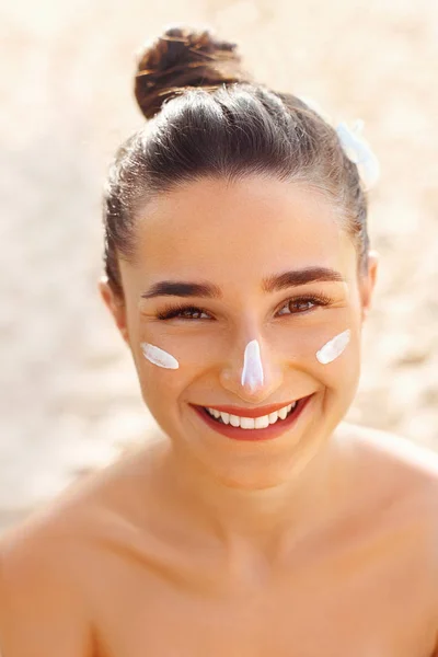 Hermosa Sonrisa Mujer Aplicando Crema Solar Cara Cuidado Piel Cuerpo —  Fotos de Stock