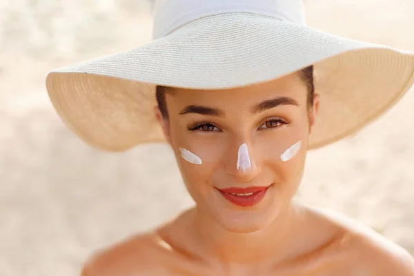 Sonrisa Femenina Aplicando Crema Solar Cara Cuidado Piel Protección Corporal —  Fotos de Stock