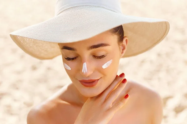 Crema Solar Suntan Lotion Hermosa Mujer Aplicando Sobre Hermosa Cara —  Fotos de Stock