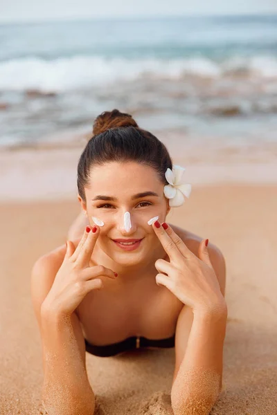 Beautiful Woman Applying Cream Sunscreen Tanned Face Sunscreen Skin Body — Stock Photo, Image