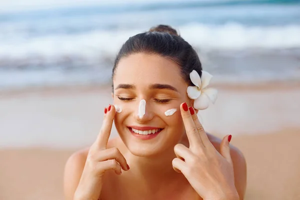 Napkrém Napbarnító Szép Alkalmazása Gyönyörű Face Fényvédő Solar Cream Bőrápolás — Stock Fotó