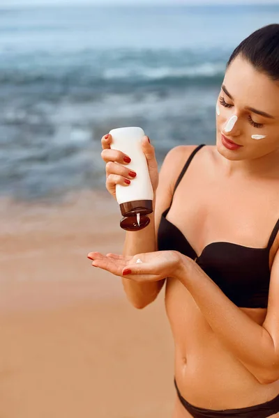 Close Beautiful Woman Bikini Applying Sun Cream Hands Sun Protection — Stock Photo, Image