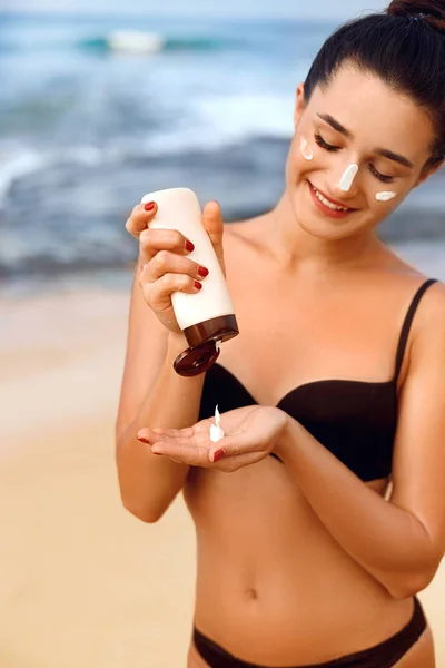 Applicare Attraente Spiaggia Bello Bellezza Corpo Abbronzante Bruna Cancro Cura — Foto Stock