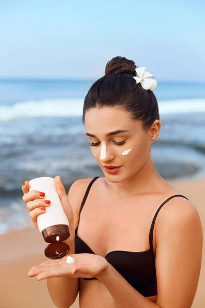 Lozione Abbronzante Sexy Giovane Donna Applicando Crema Solare Sulla Spiaggia — Foto Stock