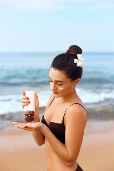 Lozione Abbronzante Sexy Giovane Donna Applicando Crema Solare Sulla Spiaggia — Foto Stock