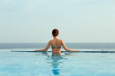 Kadın bilardoda rahatlamayı ve bakınmayı seviyor