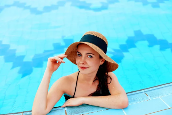 Beautiful Sexy Woman Relaxing Swimming Pool Wate — Stock Photo, Image