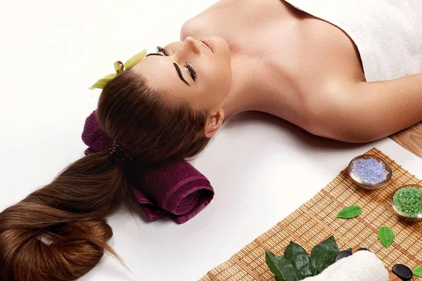 Spa Massaggio Viso Bella Donna Nel Salone Spa Giovane Donna — Foto Stock
