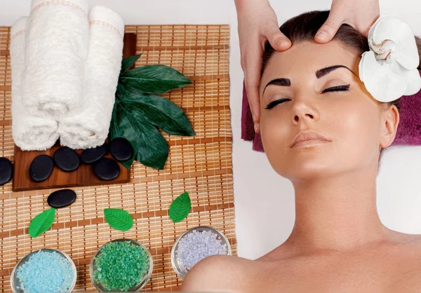 Portret Van Jonge Mooie Vrouw Spa Salon Spa Lichaams Massage — Stockfoto