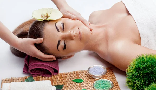 Jovem Mulher Bonita Desfrutando Massagem Facial Procedure Relaxing — Fotografia de Stock