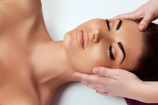 Massagem Facial Close Jovem Mulher Recebendo Tratamento Massagem Spa Salão — Fotografia de Stock