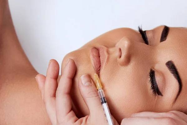 Closeup Beautiful Egyre Kozmetikai Injekciót Botox Ajkak Lány Szépségszalonban Eljárás — Stock Fotó