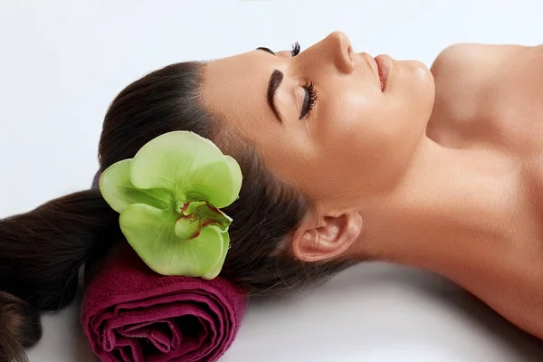 Portrait Young Beautiful Woman Spa Salon Spa Body Massage Treatment — Stock Photo, Image