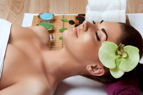 Vacker Ung Kvinna Spa Salon Ansikts Massage Hona Ansiktsbehandling Kosmetika — Stockfoto