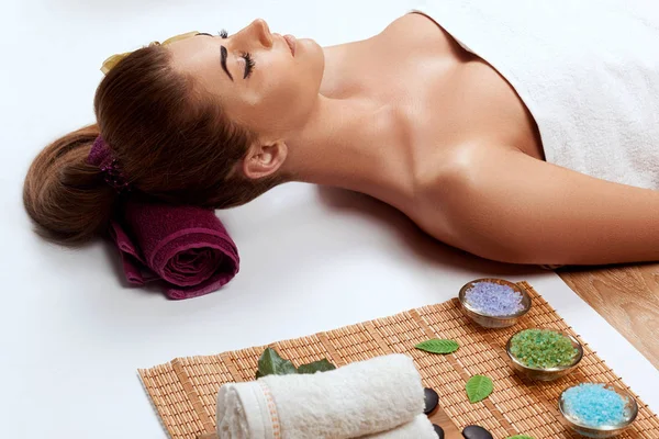 Vacker Ung Kvinna Spa Salon Ansikts Massage Hona Ansiktsbehandling Kosmetika — Stockfoto