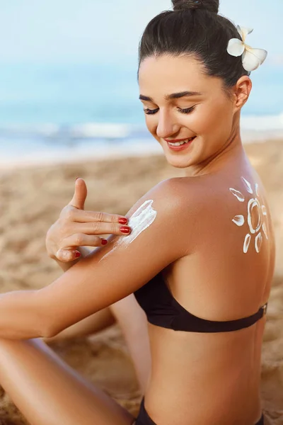 Beauty Donna Che Applica Crema Solare Sulla Spalla Abbronzata Cura — Foto Stock