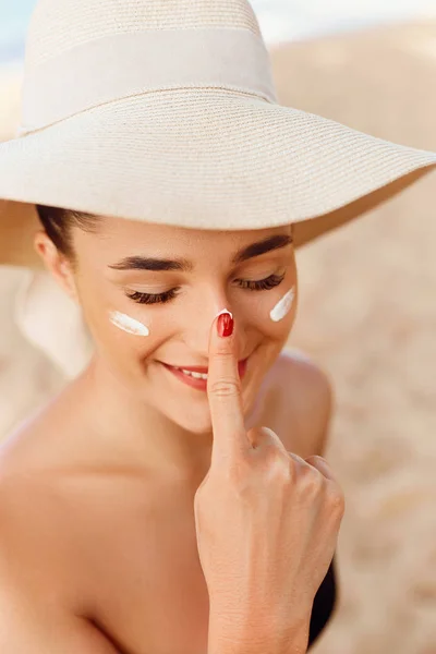 Güzel Kadın Yüz Portre Güzellik Cilt Bakım Konsepti. Güneş kremi. Suntan Losyon Güzel Kadın Yüz güzel uygulama. Güneş Kremi Güneş Kremi. Güneş koruması. Kız Nemlendirici Güneş Kremi Kullanır