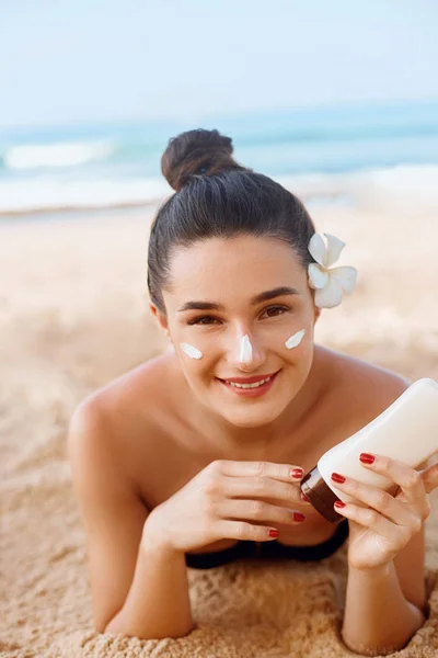 Beauty Sexy Young Woman Bikini Holding Bottles Sunscreen Her Hands — Stock Photo, Image