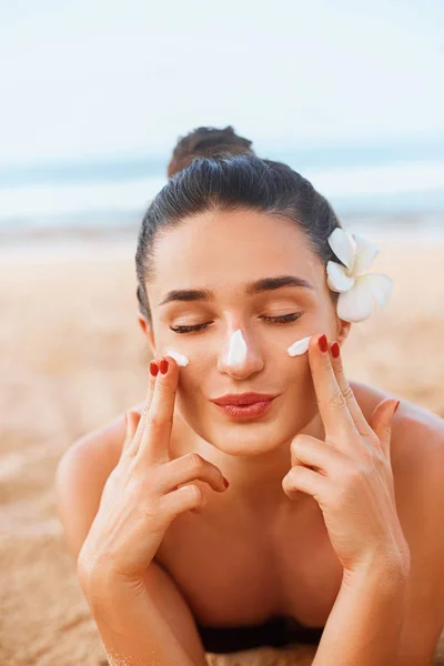 Ritratto Bella Giovane Donna Con Pelle Fresca Pulita Viso Toccante — Foto Stock