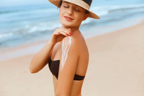 Жінка Застосовує Sun Cream Creme Tanned Shoulder Захист Сонця Шкіра — стокове фото