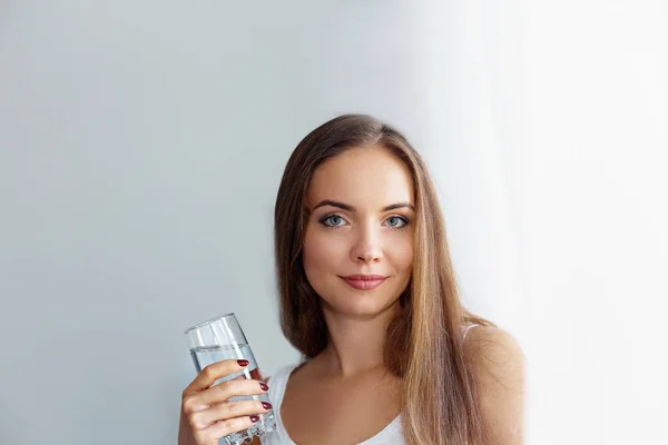 Nutrición Dieta Saludable Retrato Una Hermosa Mujer Joven Tomando Píldora — Foto de Stock