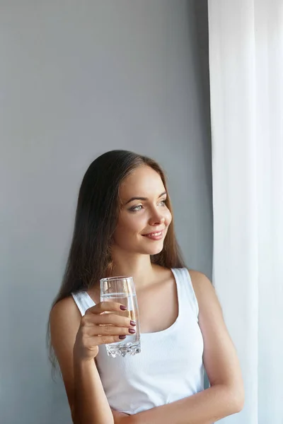 Uno Stile Vita Sano Giovane Donna Mostra Bicchiere Acqua Ragazza — Foto Stock