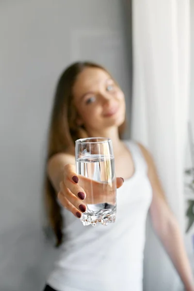 Primer Plano Joven Mujer Mostrar Vaso Agua Retrato Modelo Femenina — Foto de Stock