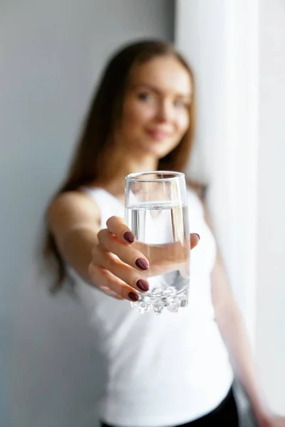 Wanita Muda Closeup Menunjukkan Segelas Air Portrait Happy Smiling Female — Stok Foto