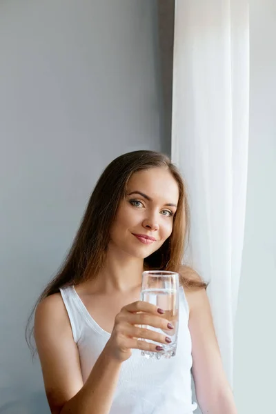 Hälsosam Livsstil Ung Kvinna Dricker Från Ett Glas Friskt Vatten — Stockfoto