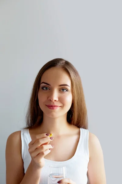 Nutrisi Diet Sehat Portrait Beautiful Smiling Young Woman Taking Vitamin — Stok Foto