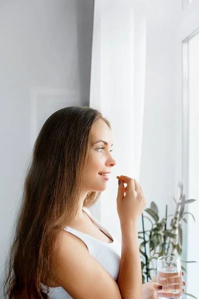 Makan Sehat Gaya Hidup Close Happy Smiling Woman Taking Pill — Stok Foto