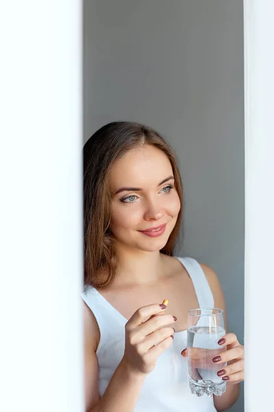 Hermosa Mujer Sonriente Tomando Píldora Vitamina Suplementos Dietéticos — Foto de Stock