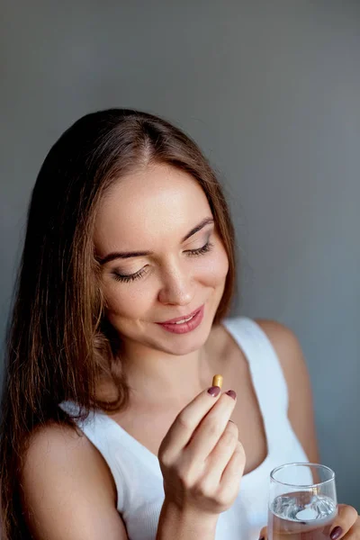 Happy Tersenyum Positif Wanita Makan Pil Dan Memegang Segelas Air — Stok Foto
