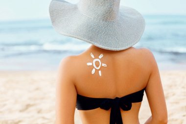 Cilt bakımı. Güneş koruması. Güzellik Kadın güneş kremi uygulayın. Suntan Losyonu Ile Kadın Sahilde Sun. Omuzda Çizilmiş Güneş ile Kadın Portresi. Güneş kremi. Kız Nemlendirici Güneş Kremi Tutan.