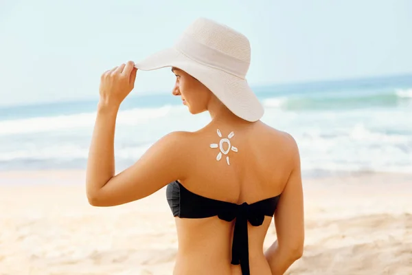 Piękna Kobieta Bikini Stosowanie Sun Cream Opalony Bark Ochrona Przed — Zdjęcie stockowe