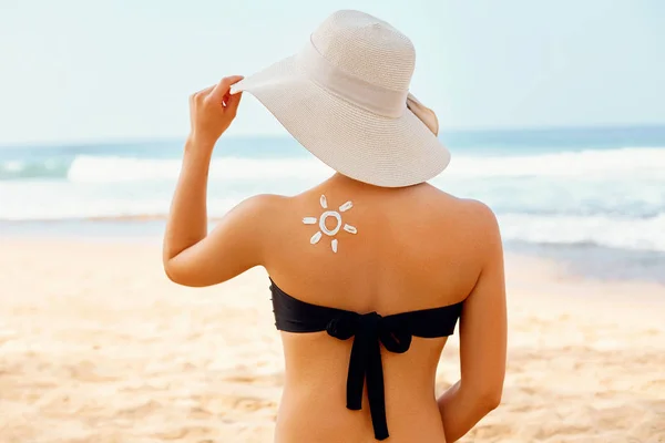 자외선 우먼은 선크림을 바뜨입니다 태양의 형태로 해변에 로션을 어깨에 그려진 — 스톡 사진