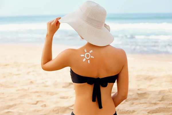 Pielęgnacja Skóry Ochrona Przed Słońcem Beauty Woman Stosuje Krem Opalania — Zdjęcie stockowe